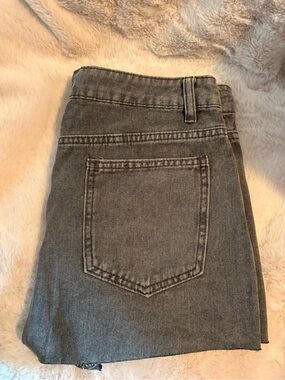 High-Rise Gray Denim Jeans with Clean Back Pocket